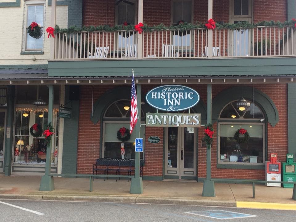 <b>Número 9: Plains</b>. El maní y Jimmy Carter son las atracciones principales de Plains, además de un entorno que es rico en la historia del estado. Mains Street's Historic Inn se promociona como una "lección de historia" en sí misma, con habitaciones dedicadas a diferentes décadas hasta el siglo XX. Las antigüedades, los viajes en vagones de tren antiguos, los sitios históricamente significativos y muchos productos de maní enamoran de esta pintoresca ciudad de Georgia.