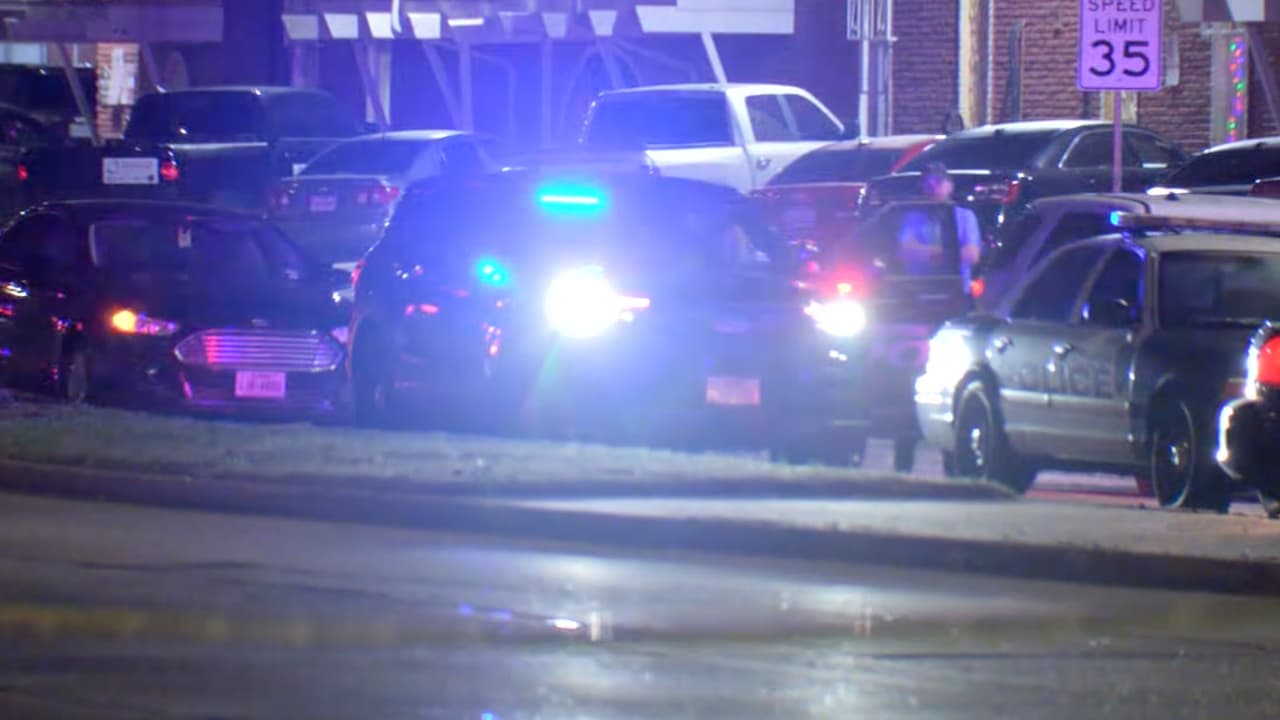 Los hechos ocurrieron el 24 de diciembre, alrededor de las 7:10 pm, en la cuadra 
<b><a href="https://www.google.com/maps/place/7200+Gessner+Rd,+Houston,+TX+77040/data=!4m2!3m1!1s0x8640cf94ad2257e5:0xe3c9a41acf7e1d38?sa=X&ved=2ahUKEwiLm_aH-on1AhUDRDABHR8qB88Q8gF6BAgOEAE" target="_blank">7200 de Gessner Road</a></b>.