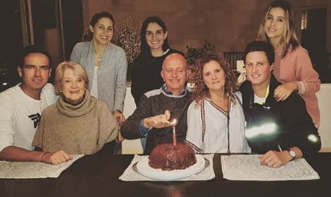 La también cantante ha compartido algunas imágenes en compañía de su familia, en donde también aparece su hermano menor.