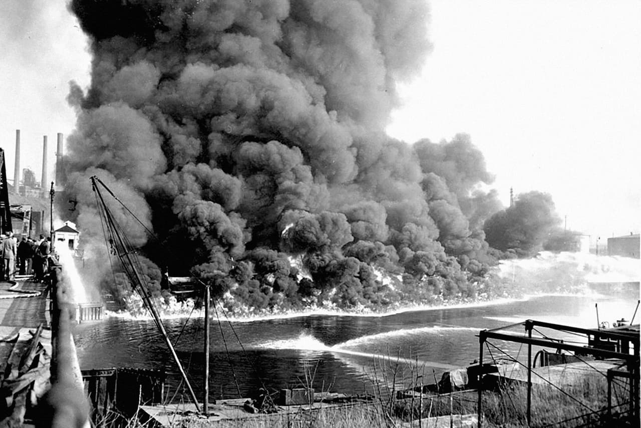 El río Cuyahoga en llamas, Cleveland Ohio, 1952. Para 1969, el Cuyahoga se había incendiado 
<a href="https://www.washingtonpost.com/news/volokh-conspiracy/wp/2014/06/22/the-fable-of-the-burning-river-45-years-later/?utm_term=.0a13998715c8">al menos 13 veces</a> . La evidencia irrefutable de la contaminación de esta aguas ayudó a la creación de la EPA en 1970 y luego a la aprobación de la Ley de Agua Limpia en 1972. Hoy, el Cuyahoga ha 
<a href="http://www.nytimes.com/2009/06/21/us/21river.html">mejorado enormemente</a>.
