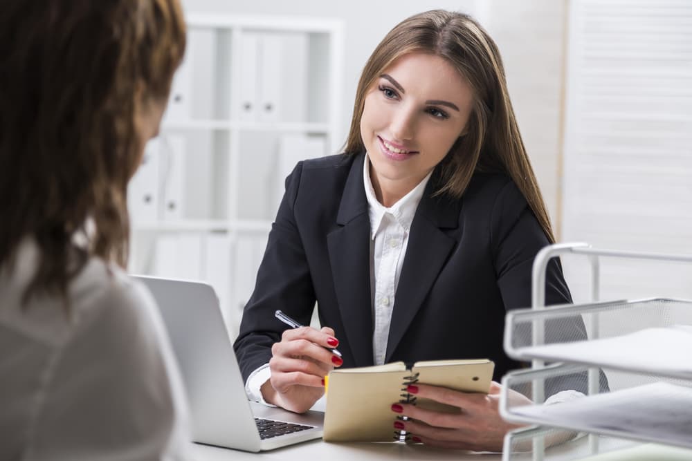 Pero a un Tauro también le interesa la tranquilidad y estabilidad emocional y económica, así que un trabajo de finanzas donde no hay mucho riesgo, como contadores, actuarios, vendedores de bienes raíces o similares les sienta bien.