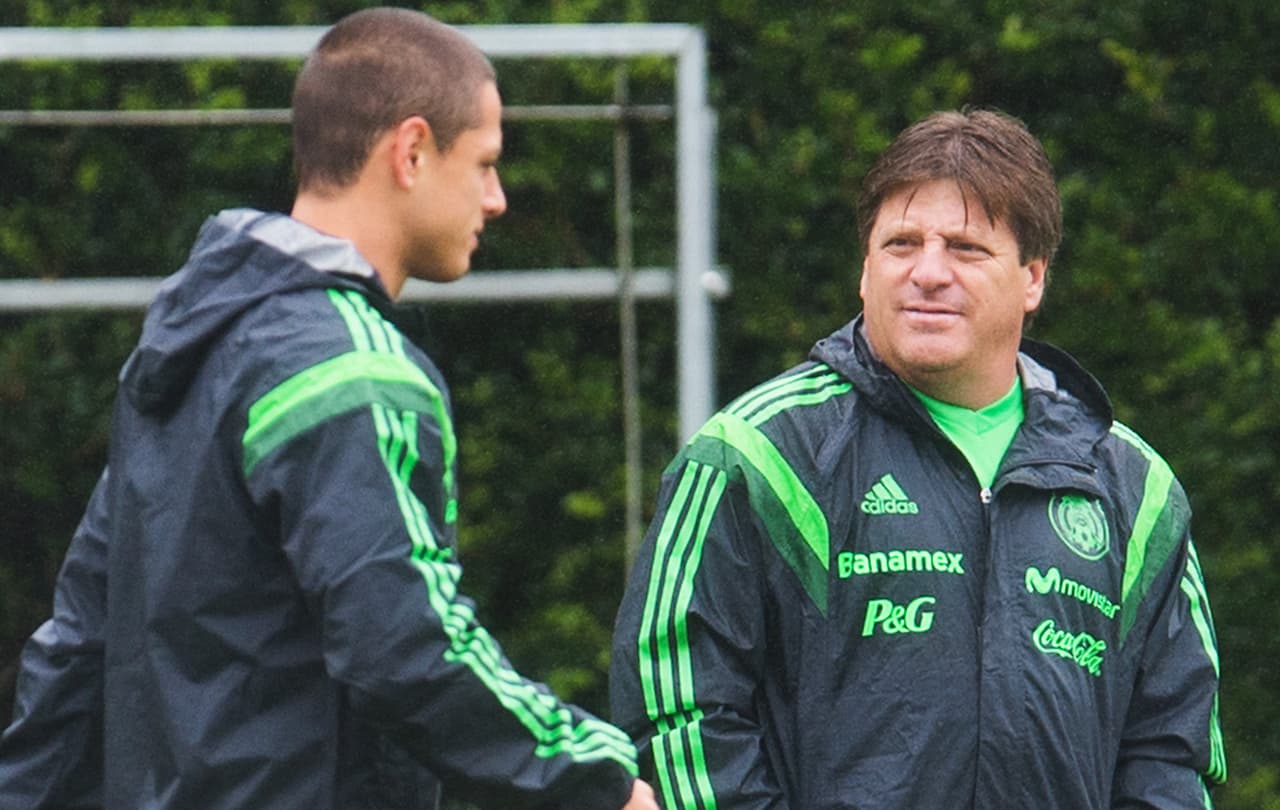 Miguel Herrera apoya a Chicharito como máximo goleador de Selección