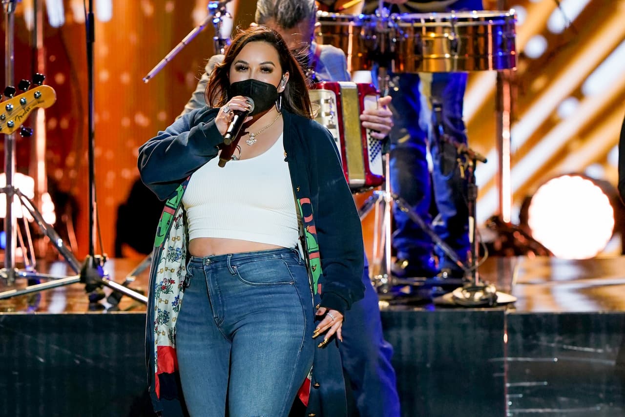 Chiquis, al igual que sus colegas artistas, llegó con todas las medidas de seguridad a ensayar su presentación.