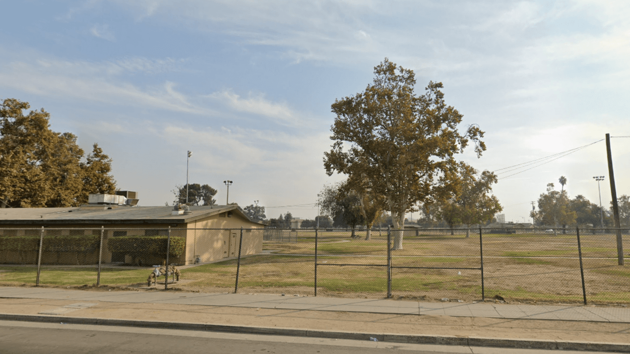 <b>VIERNES 30 DE JULIO (5 a 7 pm). </b>
<a href="https://www.google.com/maps/place/Calwa+Recreation+%26+Park+District/@36.7154517,-119.7511267,17z/data=!3m1!4b1!4m5!3m4!1s0x80945fa6a1c0c25f:0xcc40dfcd9d14ae5e!8m2!3d36.7154517!4d-119.748938?hl=es">Calwa Park</a>. En este parque donde se organizan despensas comunitarias y noches de películas habrá vacunas disponibles. Si la temperatura supera los 105°F, el evento podría reprogramarse. Dirección: 4545 E Church Ave., Fresno.
<br>