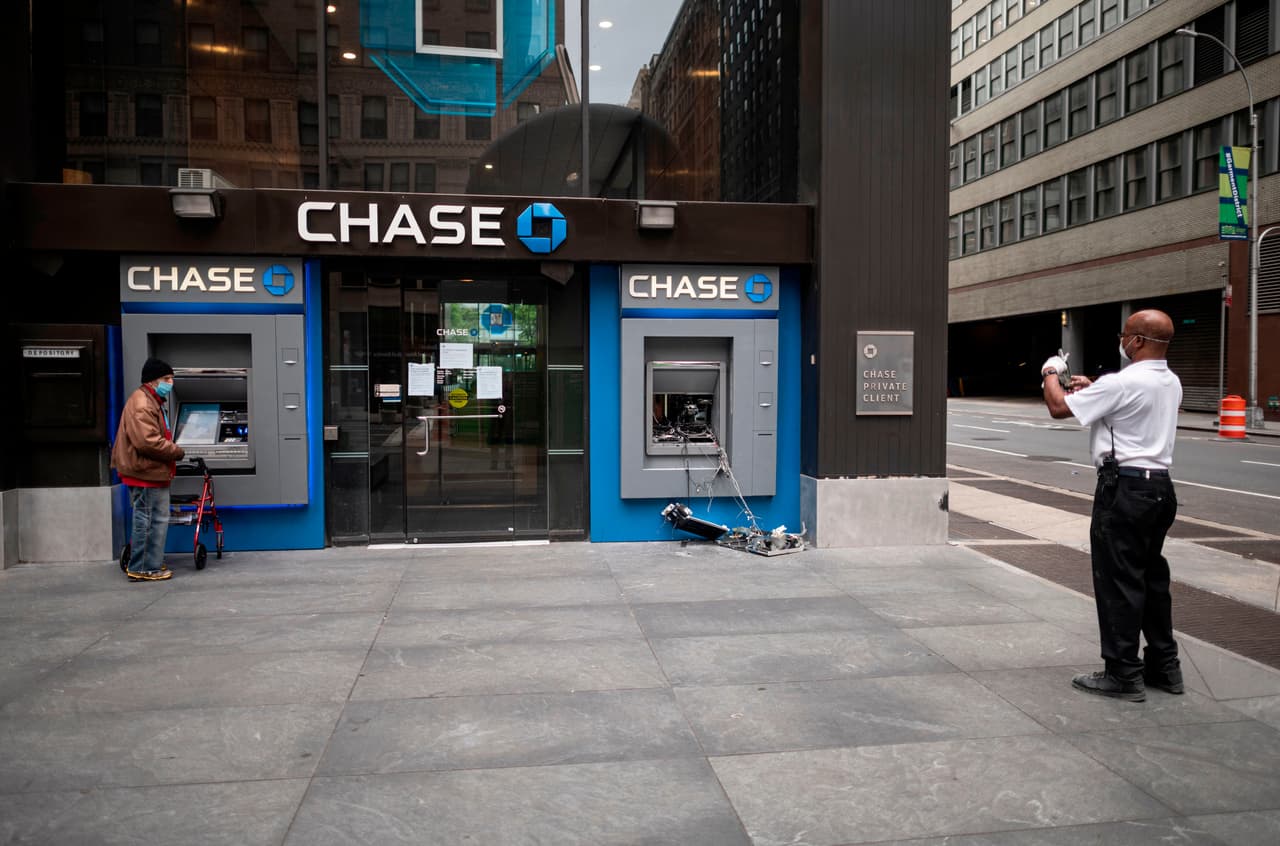 Un cajero automático del banco de Chase resultó dañado después de una noche de saqueos el 2 de junio en Manhattan.