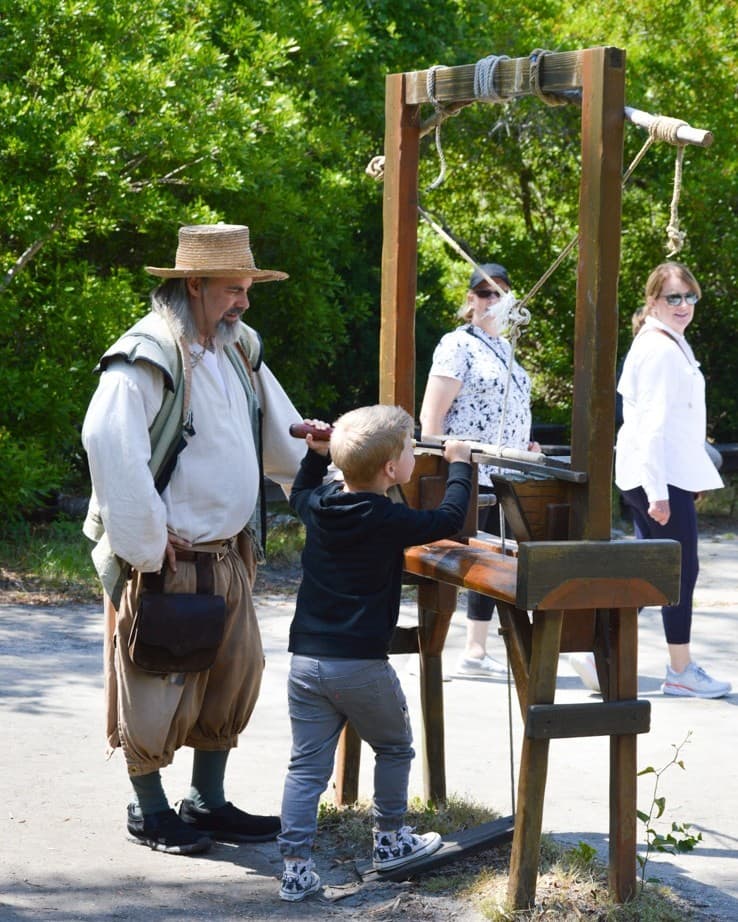 Este sitio histórico de 27 acres permite a los visitantes de todas las edades experimentar de primera mano cómo era la vida de los primeros colonos ingleses en 1585.