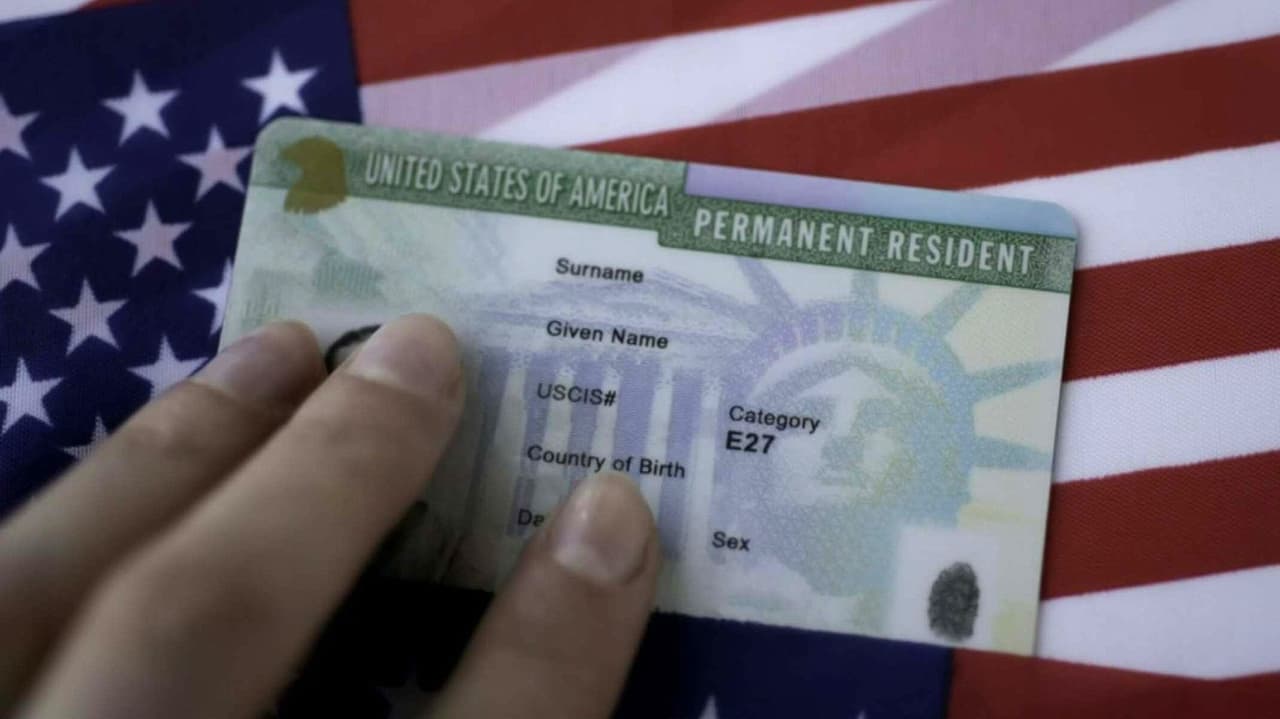 Evaluan revocar Green Cards otorgadas durante gobierno de Joe Biden