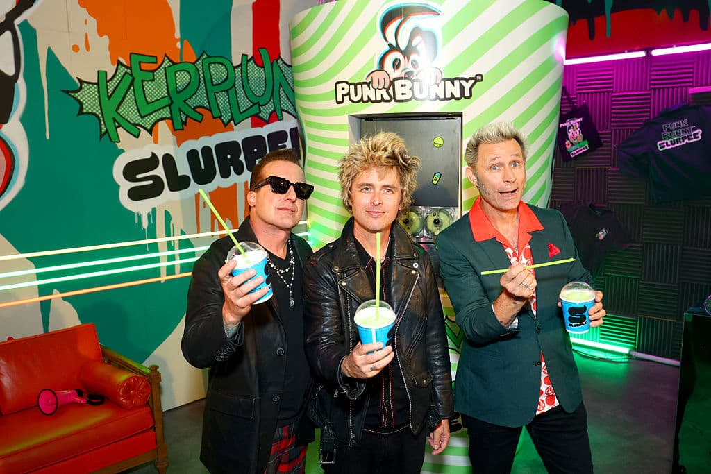 Tré Cool, Billie Joe Armstrong y Mike Dirnt de Green Day asisten al lanzamiento del nuevo sabor de Slurpee® de 7-Eleven, Inc. and Green Day. May 02, 2025 in Hollywood, California.