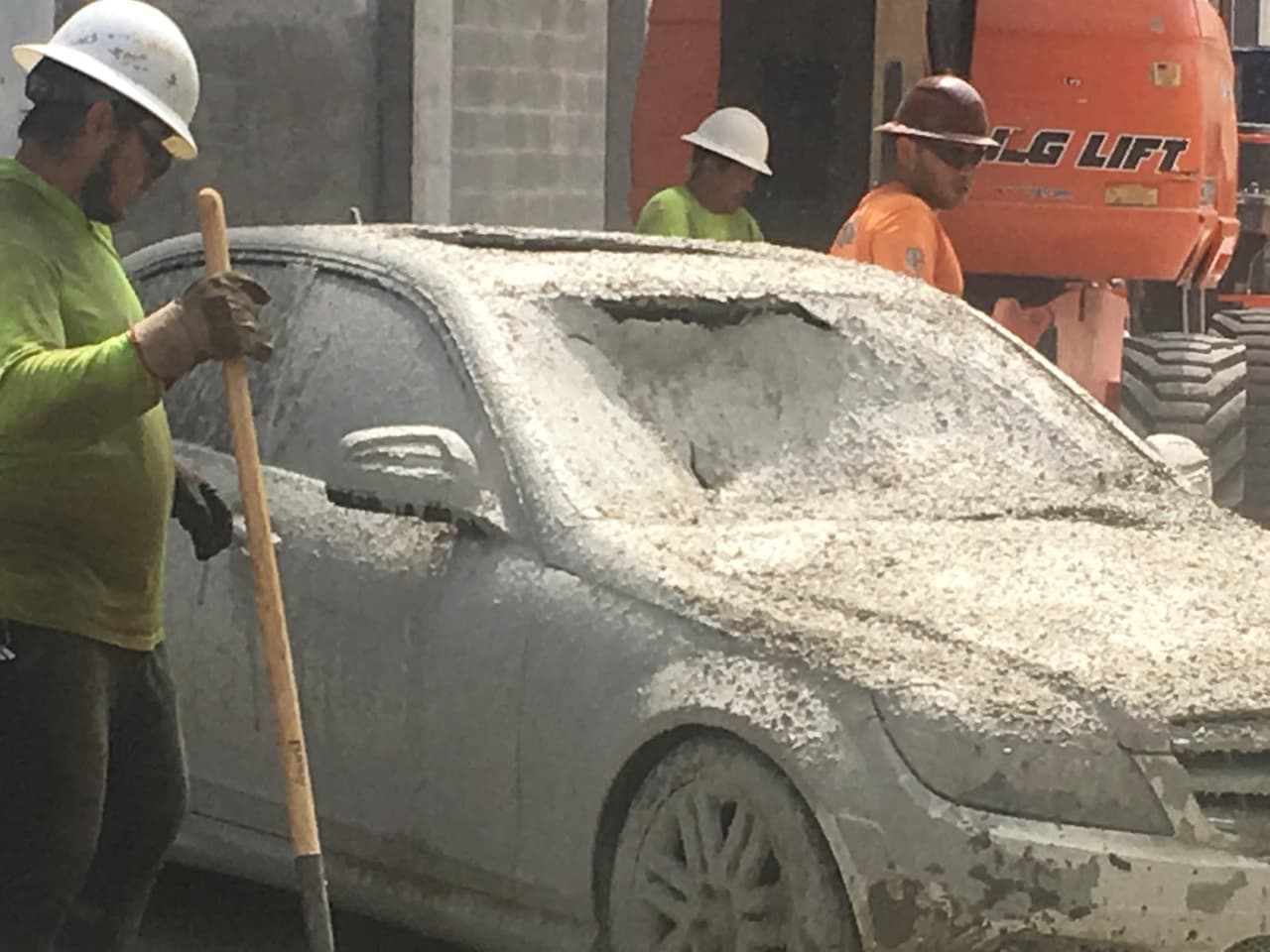 El incidente ocurrió el martes al mediodía. Algunos clientes de un banco escucharon un ruido muy fuerte y al salir se encontraron con que sus autos estaban cubiertos de cemento.