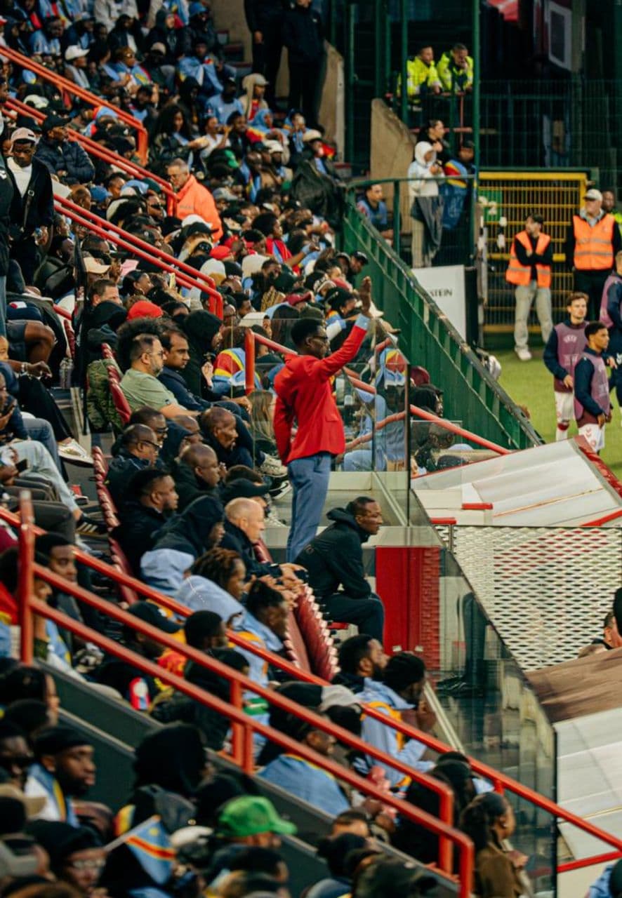 Michel Kuka Mboladinga durante un partido de futbol entre República Democrática del Congo contra Dinamarca