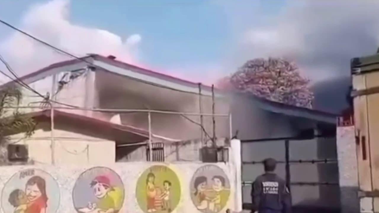 Momento exacto del desplome de un colegio en La Guaira tras daños por sismos en Venezuela