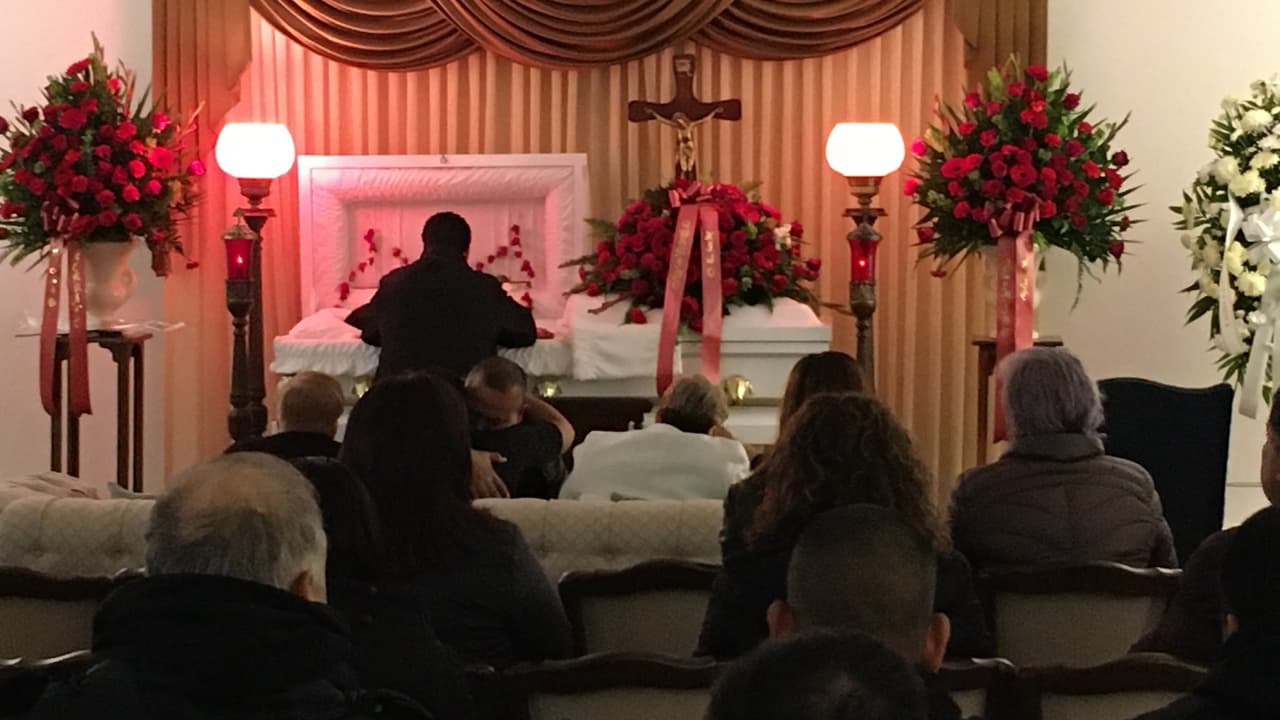 La ceremonia fúnebre se llevó a cabo este 
<a href="https://www.univision.com/local/chicago-wgbo/dan-ultimo-adios-a-frank-aguilar-el-enfermero-de-32-anos-asesinado-en-la-villita">21 de noviembre</a>. La carroza fúnebre salió a las 9:45 am desde la Funeraria Modell, en 5725 sur de la calle Pulaski. De ahí se dirigió al Cementerio Católico San Casimiro, en el 4401 oeste de la calle 111.