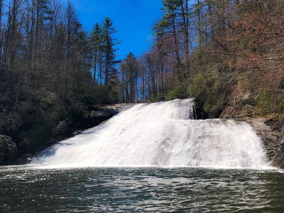 <b>Vayan a un parque</b>. Y ya que entramos en materia de salir a celebrar a mamá al aire libre, Carolina del Norte cuenta con una 
<b><a href="https://www.univision.com/local/north-carolina-wuvc/mejores-parques-para-visitar-durante-la-primavera-en-carolina-del-norte-fotos">gran variedad de parques</a></b> que durante la temporada te darán la oportunidad de realizar varias actividades como caminatas, picnics, pasear en bicicleta y mucho más.