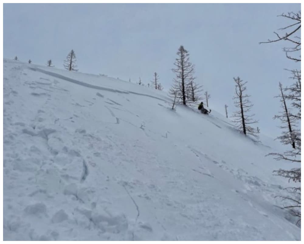 "Por hoy, el peligro de avalancha es CONSIDERABLE en todas las elevaciones superiores para losas sensibles de nieve arrastrada por el viento", escribieron en su Twitter.