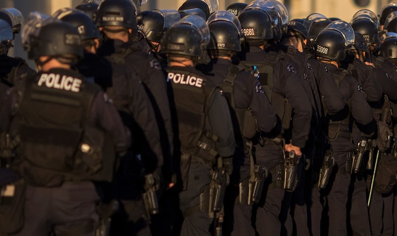 Los votantes latinos de California están divididos sobre los fondos a la Policía: sondeo  