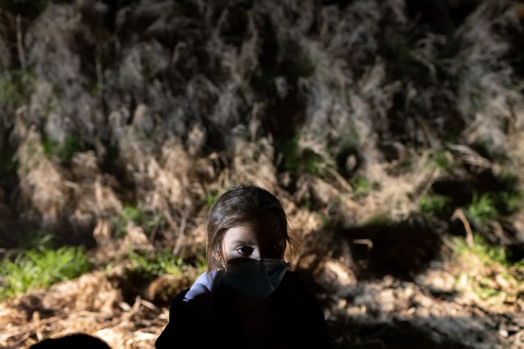 Los niños migrantes que llegan solos a la frontera podrán pedir asilo, según una nueva directriz de los CDC