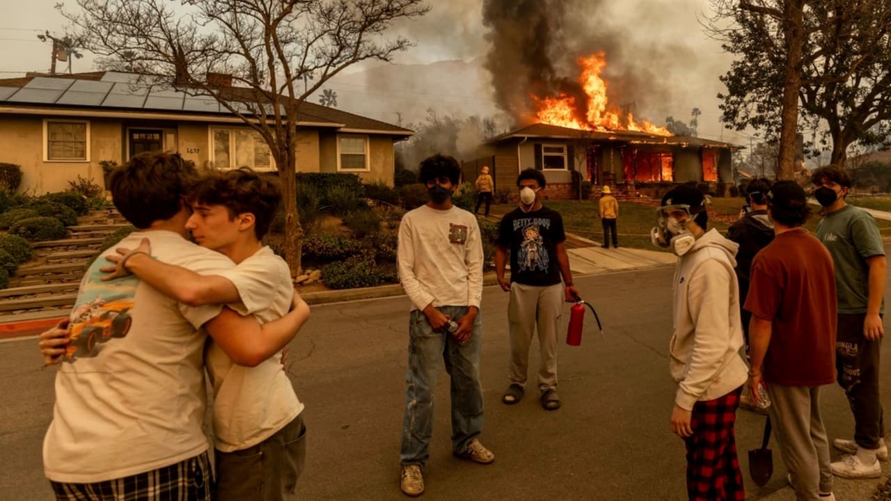 <b>Altadena</b>, reconocida por sus edificios y lugares históricos en el 
<b>condado de Los Ángeles</b>, luce devastada. Los potentes 
<b><a href="https://www.univision.com/local/los-angeles-kmex/famosos-hispanos-afectados-por-los-incendios-en-los-angeles-fotos" target="_blank">incendios forestales</a></b> han arrasado con todo a su paso. Casas, iglesias, escuelas, autos y negocios quedaron en ruinas por el 
<b>incendio Eaton</b>, que desde el martes 7 de enero no ha podido ser contenido.