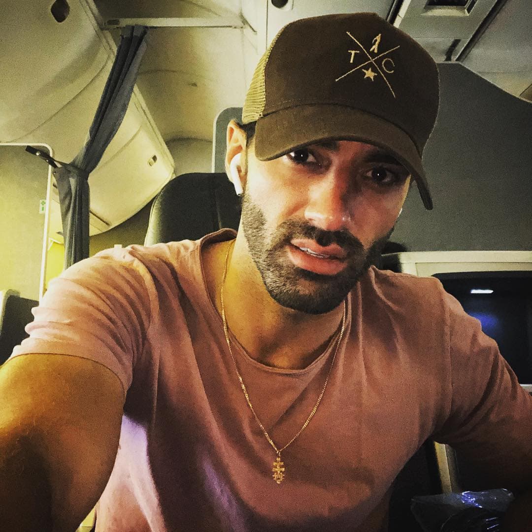 Con una gorra y de regreso a casa, el papá de Alaïa hizo suspirar a sus seguidoras con una 'selfie' en la que se le puede observar con un rostro serio.