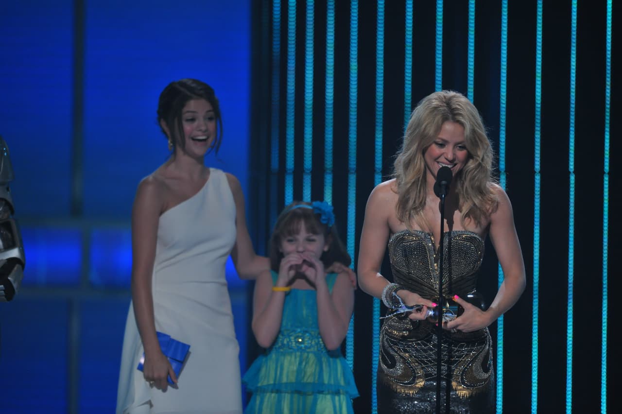 En fotos: el día que Selena Gomez y Shakira se encontraron en un escenario