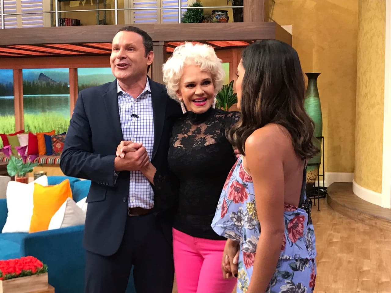 Alan Tacher y Francisca Lachapel le dieron la bienvenida este jueves a nuestra querida Charytín Goyco.