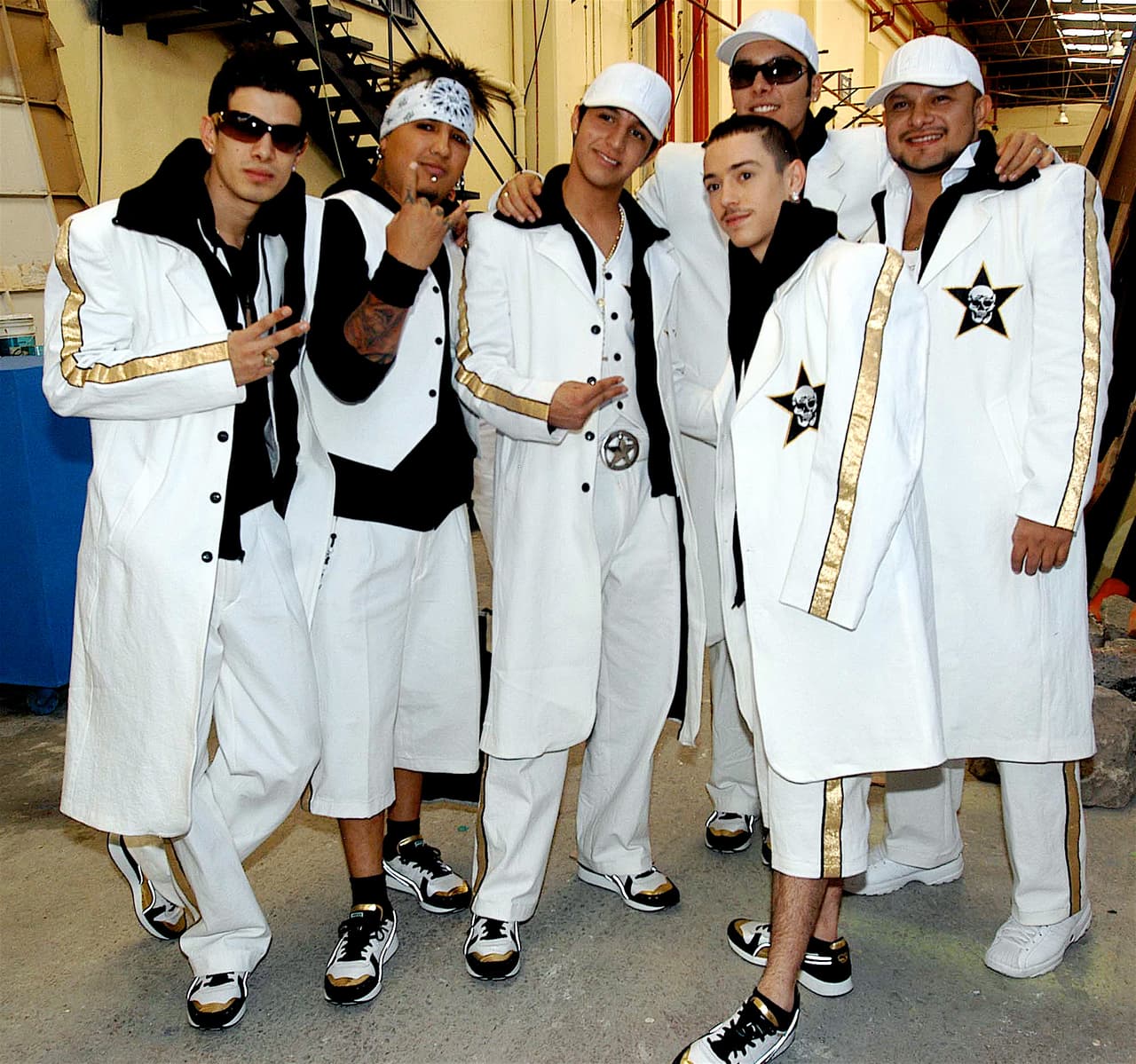 En 2006 Cruz Martínez despidió a Pee Wee de Kumbia Kings por no asistir a Premios Juventud, de acuerdo con información de El Universal