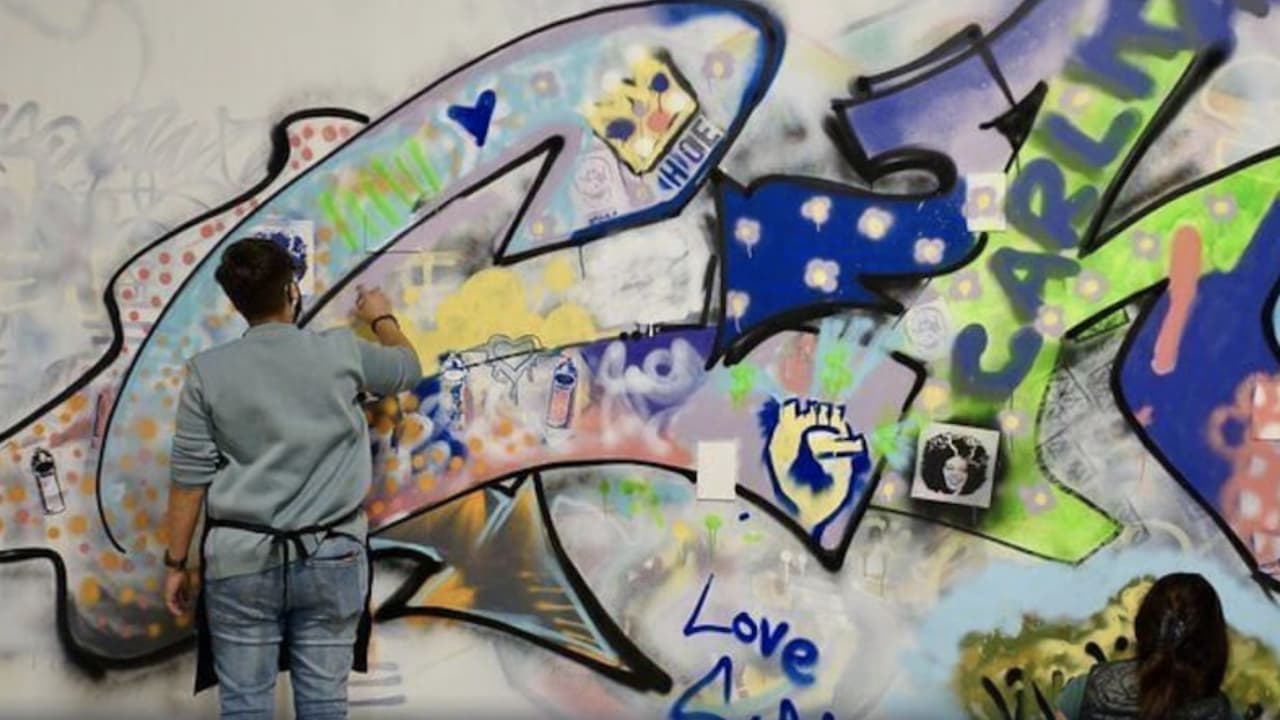 ¿Te intersa el arte urbano? 
<b><a href="https://www.expedia.com/things-to-do/byob-urban-art-workshop.a2185446.activity-details?endDate=2021-04-02&location=Downtown%20Chicago%2C%20Chicago%2C%20Illinois%2C%20United%20States%20of%20America&pwaDialog=&rid=6350699&startDate=2021-03-19" target="_blank">Spray Paint n' Sip</a></b> ofrece un taller, en el cual puedes emprender un proyecto de arte callejero, a través del uso del graffiti.