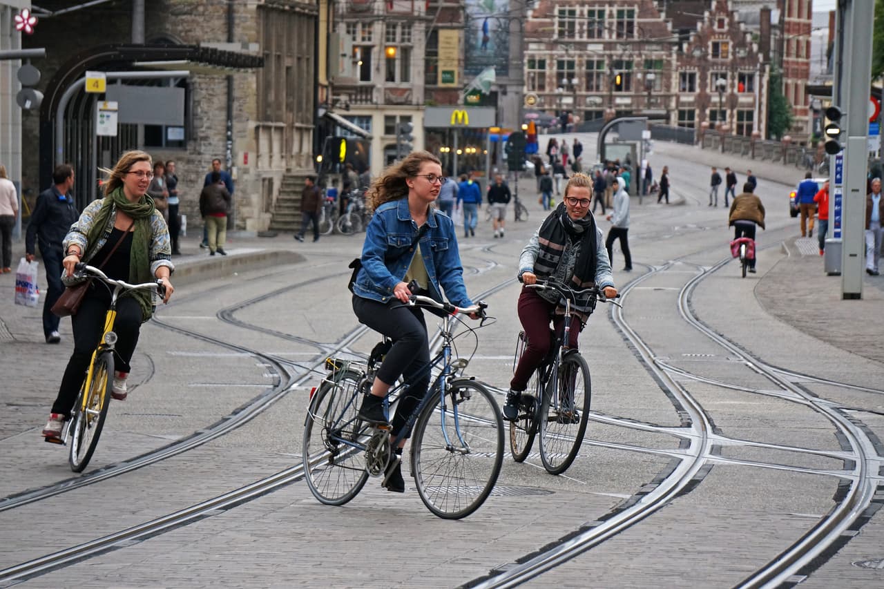 <b>Puesto 19: Bélgica</b>
<br>
<br>La vecina de Francia, Bélgica, un país con aproximadamente 12 millones de habitantes, descendió dos posiciones respecto al año anterior. 
<br>
<br>Los expertos basan la clasificación en datos de la encuesta mundial de Gallup y en: 
<b>niveles de PIB, esperanza de vida, generosidad, apoyo social, libertad y corrupción.</b>
<br>