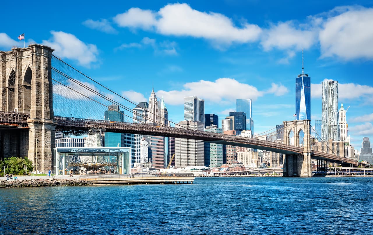 Siguiendo con el recorrido por Nueva York, otro reconocido lugar es el 
<b>'Brooklyn Bridge' </b>que conecta Brooklyn y Manhattan.