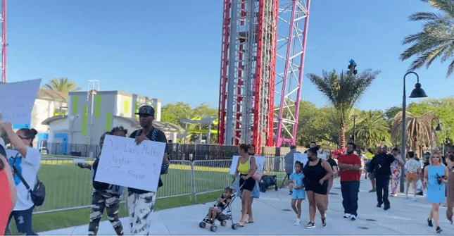Este martes, realizaron una caminata alrededor de ICON Park para exigir justicia. Algunos iban vestidos de blanco y llevan pancartas pidiendo el cierre del juego FreeFall.
<br>