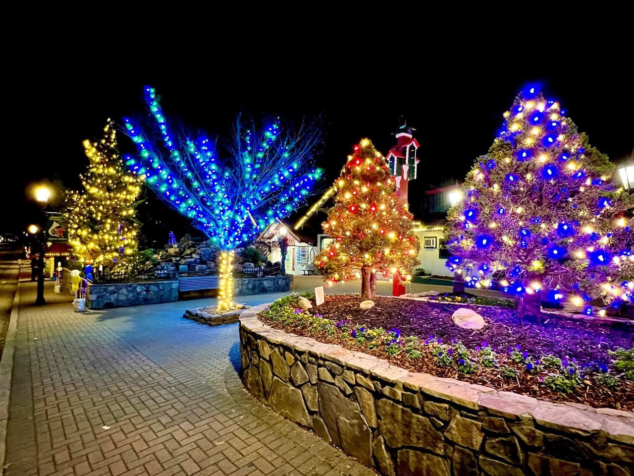 Durante diciembre, las calles, plazas y negocios se adornan con los colores de la temporada.