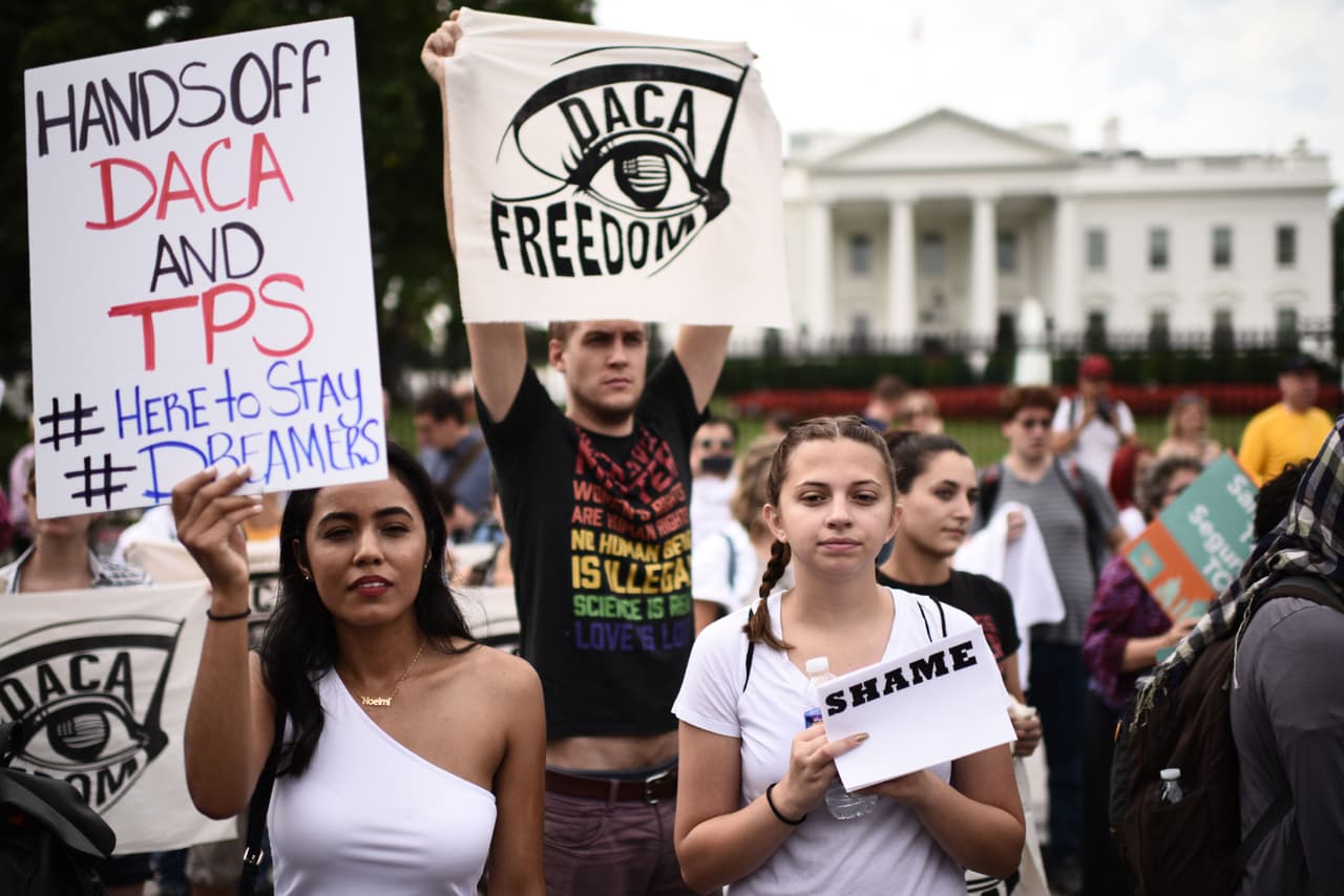 Activistas presentes con sus pancartas frente a la fachada norte de la Casa Blanca, momentos antes del anuncio hecho por el fiscal general Jeff Sessions.