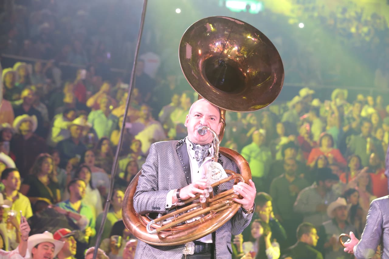 Alfredo Herrejón hizo sonar la tuba con toda su potencia.