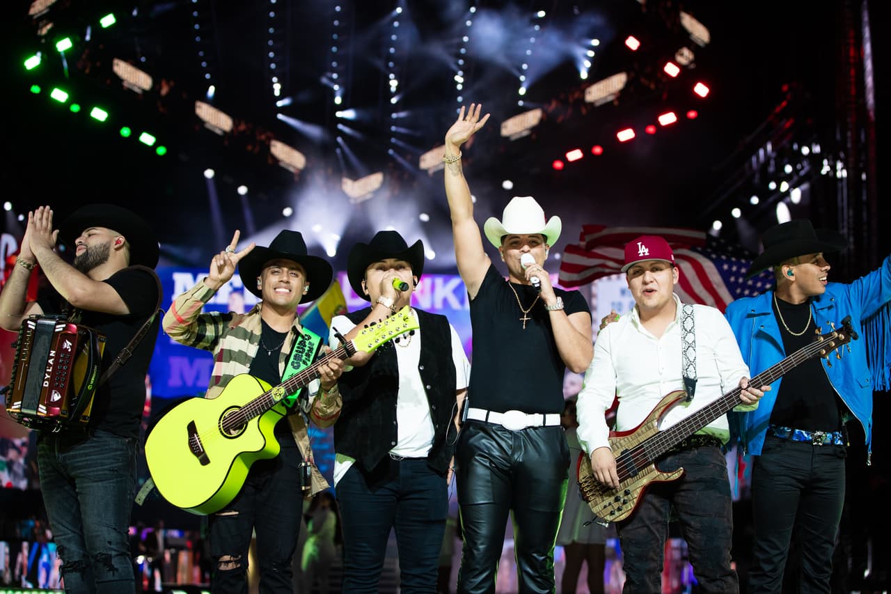 <h3 class="cms-H3-H3"><b>Grupo Firme</b></h3>
<br>Esta agrupación es uno de los artistas más nominados este año a Premios Juventud al estar presentes en siete categorías. Nos presentarán los temas ‘El Tóxico’, ‘En Tu Perra Vida’, canción nominada a Mejor Colaboración Regional Mexicana junto a Lenin Ramírez, y ‘Ya Supérame’, canción nominada a La Más Pegajosa. Grupo Firme será además parte del tributo a Jenni Rivera junto a Banda MS.