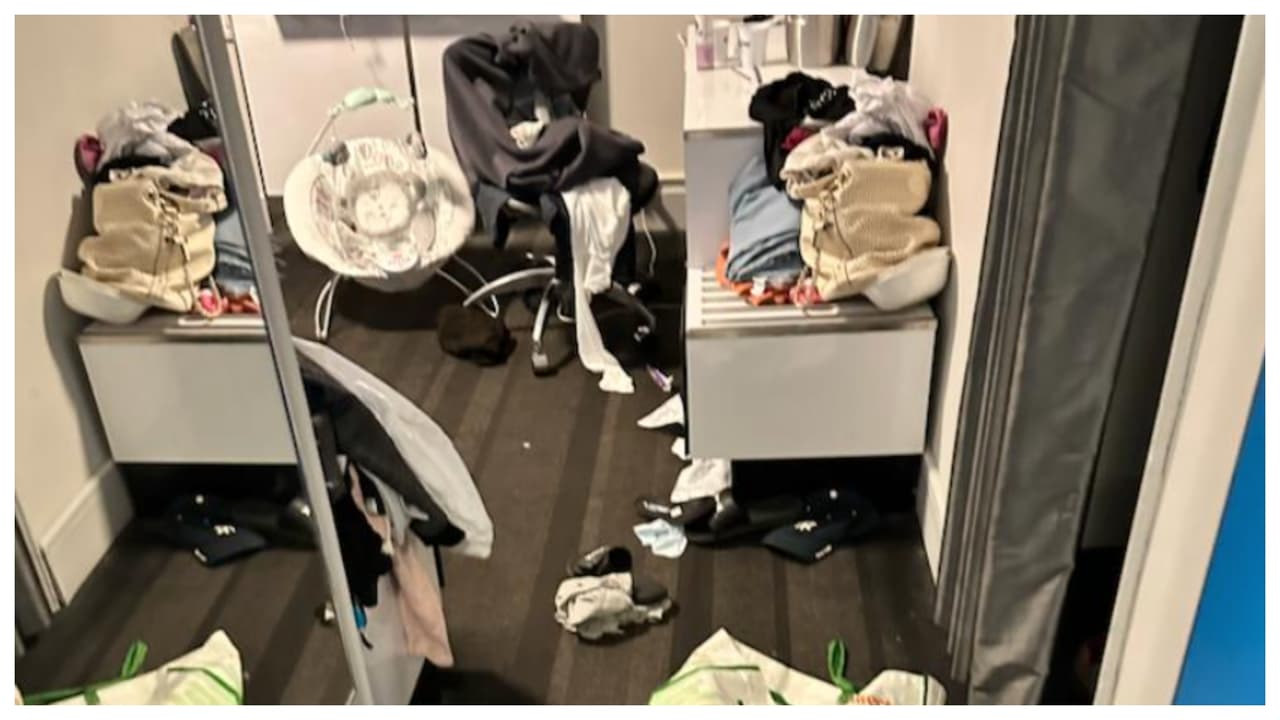 También afirma que un grupo de refugiados está tirando la comida (algo que algunos aseguran es porque les llegó en mal estado) y que, en su opinión, esta conducta es 
<b>“como darle una bofetada al alguien que te está dando la mano”</b>.