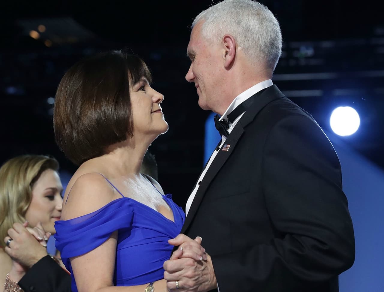 ¿Puede un hombre casado cenar con otra mujer? El vicepresidente cree que no y eso tiene a internet en un caliente debate