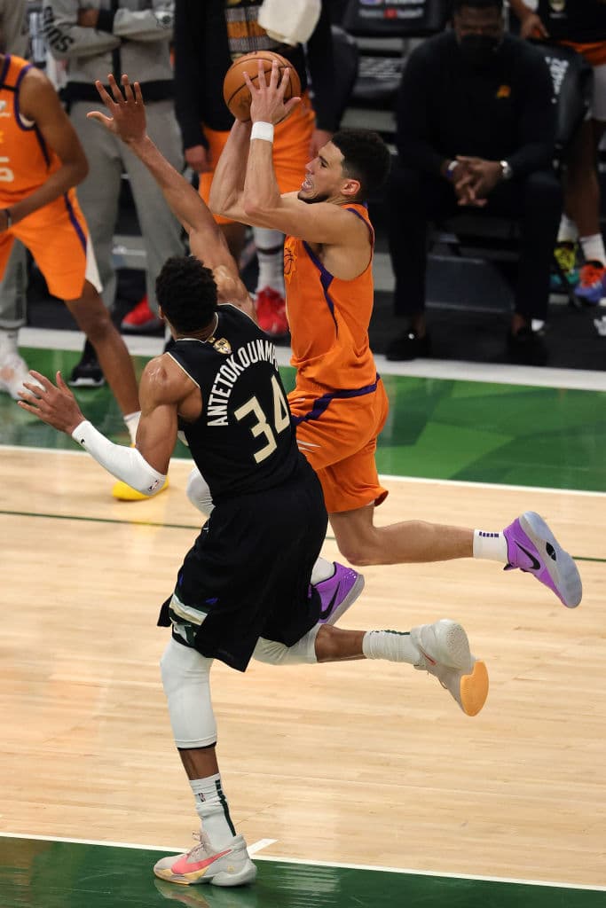 Giannis Antetokoumpo brilla con los Milwaukee Bucks y logran remontar una ventaja de 0-2 para quedar campeones de la NBA. Los Bucks vencieron a los Suns 98-105 en el sexto juego de las Finales.