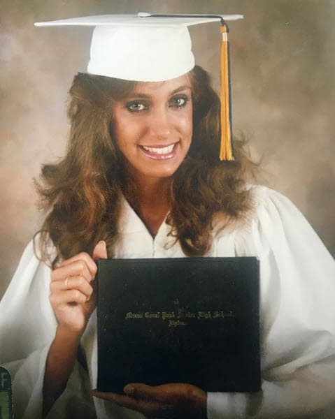 Pero la presentadora no quiso quedarse atrás y compartió un par de fotografías de cuando ella se graduó, y era muy parecida a su hijo cuando tenían la misma edad.
