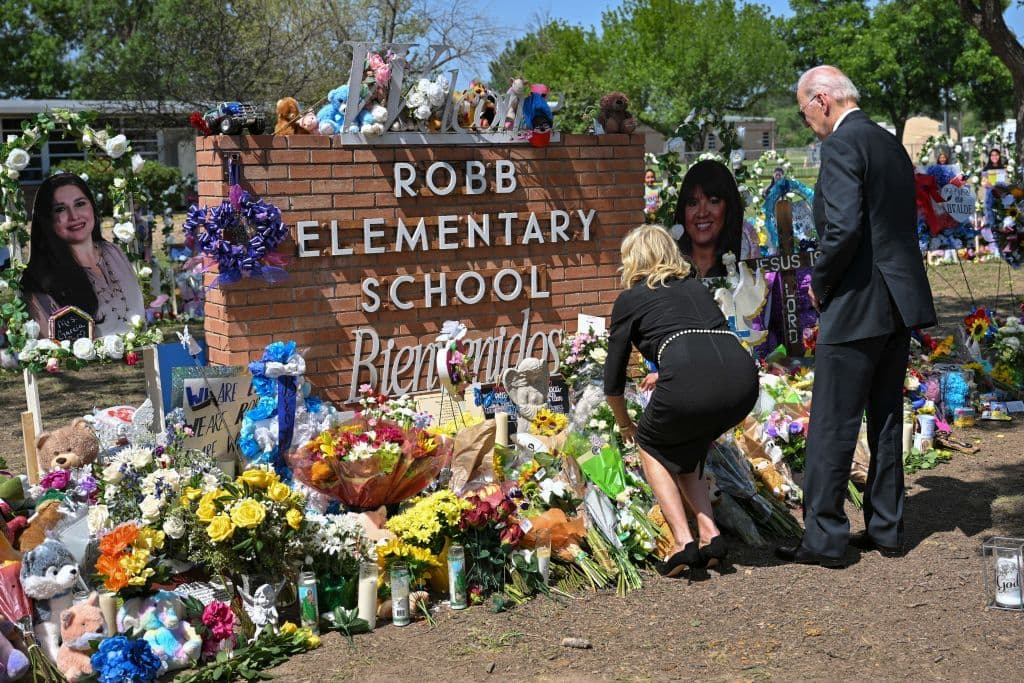 La primera dama de los Estados Unidos, Jill Biden, deposita flores en un monumento improvisado a la entrada de la Escuela Primaria Robb, junto al presidente Joe Biden, al inicio de su visita para presentar sus respetos a la comunidad el 29 de mayo de 2022. 
<br> 
<br>