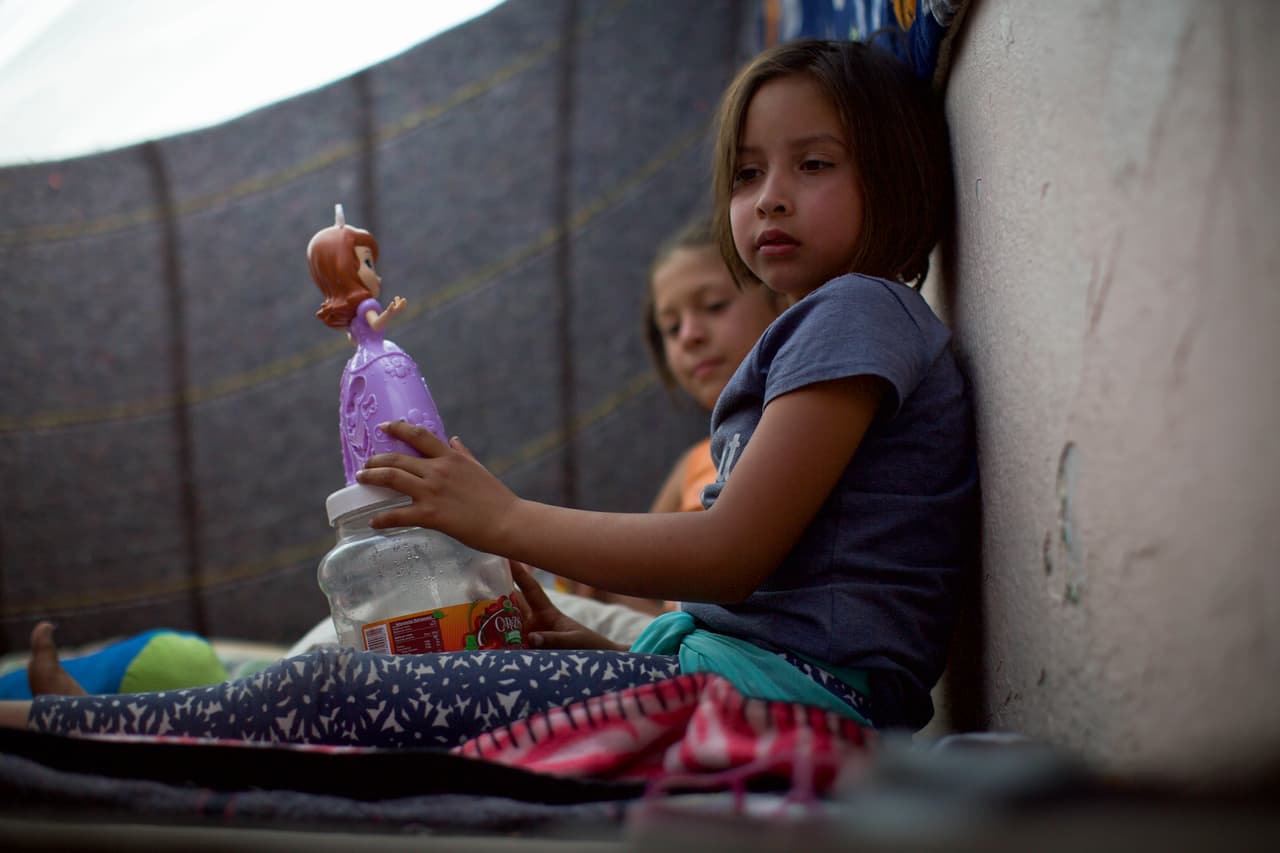 La madre de Alejandra, Heidy, cree que los pandilleros que le exigían un porcentaje de las ganancias de su negocio de venta de ropa y lácteos fueron los mismos que mataron a sus hijos. “Me advirtieron que yo sería la próxima (en ser asesinada), que le iba a hacer compañía a mis hijos”, asegura.