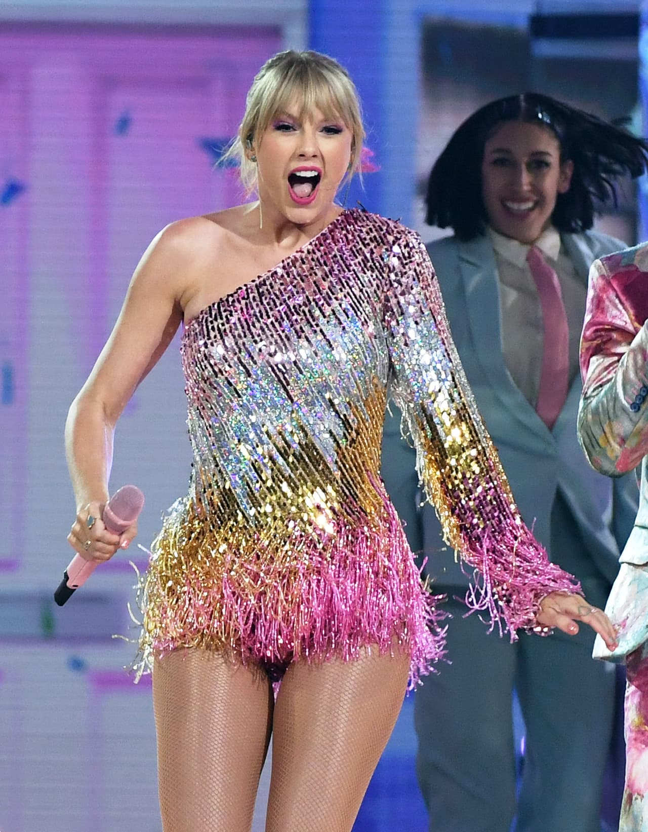 Recientemente, la cantante se llevó la distinción de 
<b><a href="https://www.univision.com/famosos/taylor-swift-rompe-el-record-de-michael-jackson-y-se-convierte-en-la-artista-con-mas-amas-de-la-historia-fotos" target="_blank">'Artista de la década'</a></b> por los American Music Awards, un título que solo han ganado leyendas de la música como Elvis Presley (1950), The Beatles (1960), Stevie Wonder (1970) y Michael Jackson (1980).