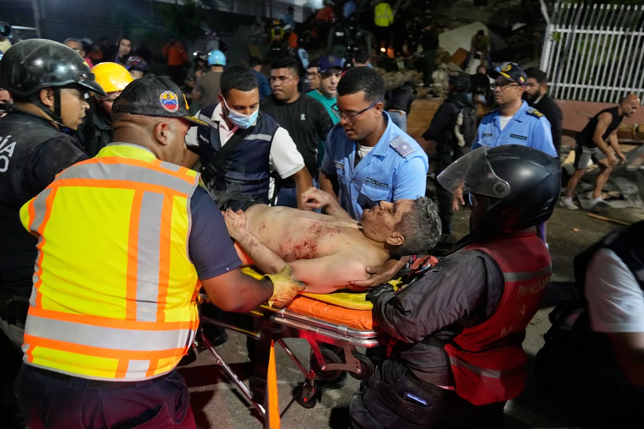 Personal de rescate traslada a un hombre herido tras un terremoto en Caracas.
