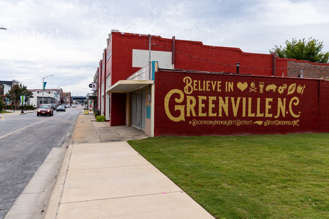 <h3 class="cms-H3-H3">5. Greenville, Carolina del Norte</h3>
<br>
<br>💸
<b> Ingreso familiar promedio: </b>$44,450
<br>
<br>💸
<b> Tasa de pobreza: </b>22.5%
<br>
<br>💸
<b>Hogares con ingresos anuales menores a $10,000: </b>12.5%
<br>
<br>💸
<b> Adultos con educación universitaria: </b>33.6%
<br>
<br>💸
<b>Tasa de desempleo (2021): </b>9.2%
<br>