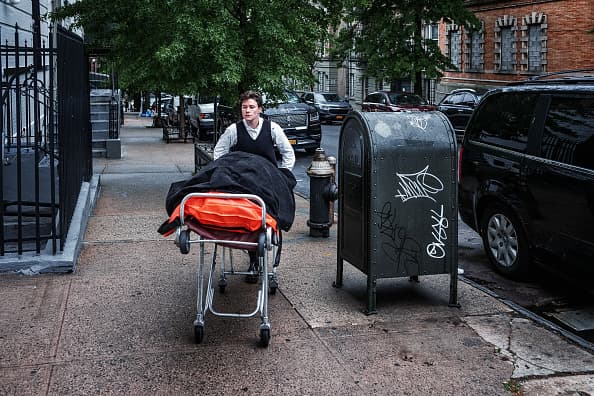 Aquí Lily Sage Weinrieb lleva a un cadáver por las calles solitarias de Nueva York el 22 de mayo.