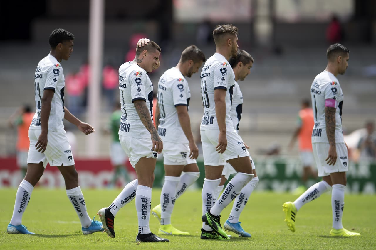 Pumas 1-2 León. Con goles de Macías y Tesillo, para La Fiera; por los locales descontó Carlos González.