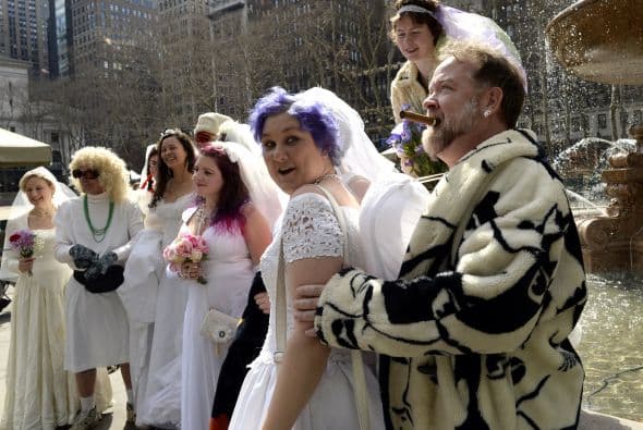 Las novias de marzo se inició en 1999 como un evento Cacophony Sociedad anual que tiene lugar el 15 de marzo, la intervención pretende ser una parodia de las bodas en la cultura occidental. El evento forma parte de un teatro de la calle con hombres y mujeres vestidos con trajes de novias, que salen a las calles de Nueva York y posan en diferentes puntos de la ciudad.