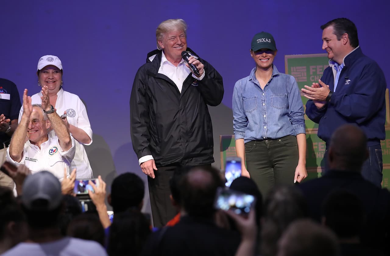 Trump recalcó el trabajo hecho por el gobernador de Texas en una breve alocución que hizo en la iglesia de Pearland en donde se organizó un centro de acopio para organizar todas las donaciones que han llegado a Houston. Lo acompañó también el senador Ted Cruz.
<br>