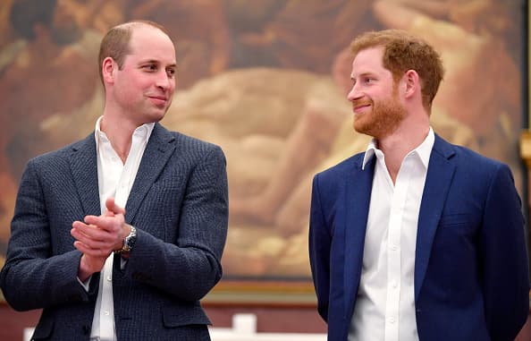Ni Harry (derecha), ni su hermano, el
<b>príncipe William</b>
<b><a href="https://www.univision.com/entretenimiento/sorpresa-not-really-el-principe-william-es-el-padrino-de-bodas-de-su-hermano-harry-fotos">(quien será el padrino de bodas)</a></b> se han distinguido por llevar libras de más. Ambos vienen de una trayectoria en la milicia, donde el ejercicio es un ingrediente esencial de la rutina diaria. Pero por aquello de que las cámaras añaden unas cuantas libras,
<b><a href="https://www.univision.com/entretenimiento/con-la-boda-de-su-hermano-harry-el-principe-william-se-podria-quitar-un-peso-de-encima">Harry</a></b> ya rebajó siete libras (3.2 kilos).