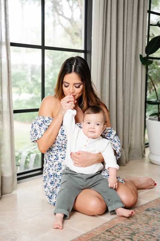 Como lo ha hecho casi desde su nacimiento, Ford se mostró feliz y dispuesto a posar para la cámara mientras su madre no dejaba de apapacharlo entre foto y foto.