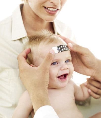 Padres desvelados = bebés con fiebre: La fiebre más que una enfermedad es una forma que tiene el cuerpo humano para protegerse de las infecciones y así sobrevivir. Se trata entonces de una defensa del cuerpo. Sin embargo cuando las temperaturas son muy altas hay que preocuparse y ocuparse. Para eso deberás consultar a un médico. En especial si tu bebé es menor de 3 años. Síntomas: temperatura elevada. Si la fiebre baja se presentan los escalofríos y transpiración. No desabrigues a tu bebé en este momento. Debes mantenerlo en un ambiente cálido. Tampoco caliente.