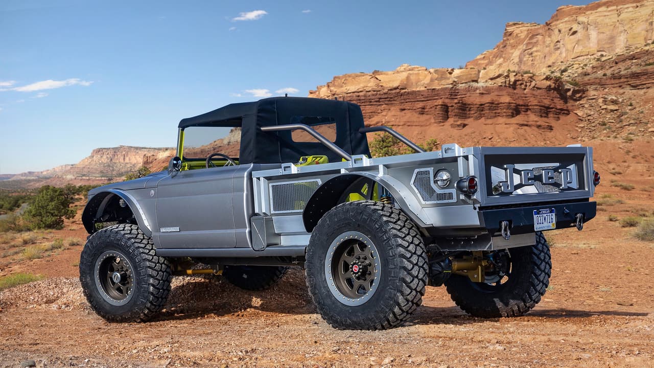 La altura del techo convertible de la Jeep M-715 Five-Quarter fue disminuida en 3.5 pulgadas a fin de acentuar su silueta estilo 
<i>monster truck</i>. ¿Por qué Jeep quiere darle una connotación de monster truck a la M-715 Five-Quarter? Debe ser por el monstruo de motor que tiene bajo su capó de fibra de carbono. Se trata de un V8 HEMI Su´percargado de 6.2 litros que produce más de 700 caballos de fuerza, que como mucho de ustedes ya saben, es el mismo motor que utiliza el Dodge Challenger Hellcat.